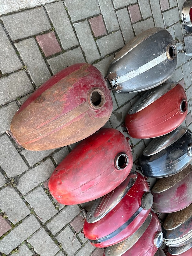 Predám NÁDRŽ JAWA 250 350 panelka s bočnými krytmi - 2