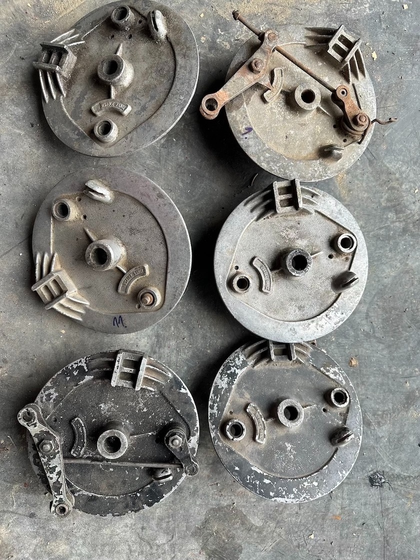 Predám predný brzdový štít JAWA 350/638 s aretáciou - 2