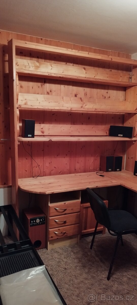 Psací stůl s menší knihovnou - 2