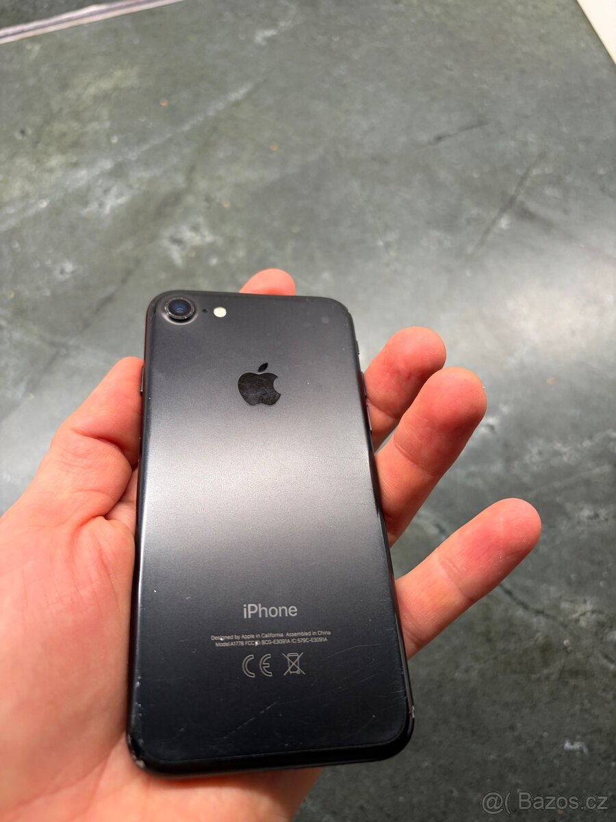 Apple iPhone 7 černý 32 GB - 2