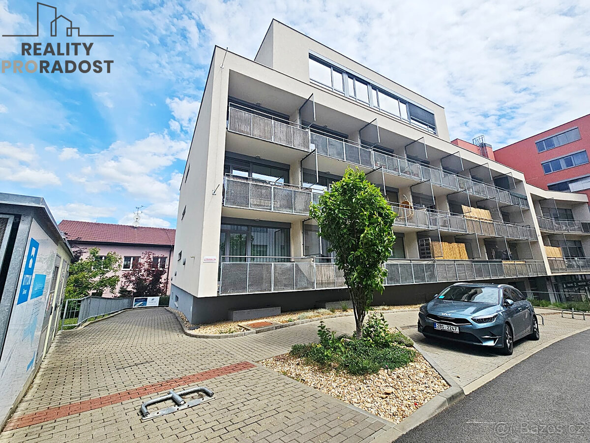 Pronájem reprezentativní kanceláře s terasou 10 m2 a parkova - 2