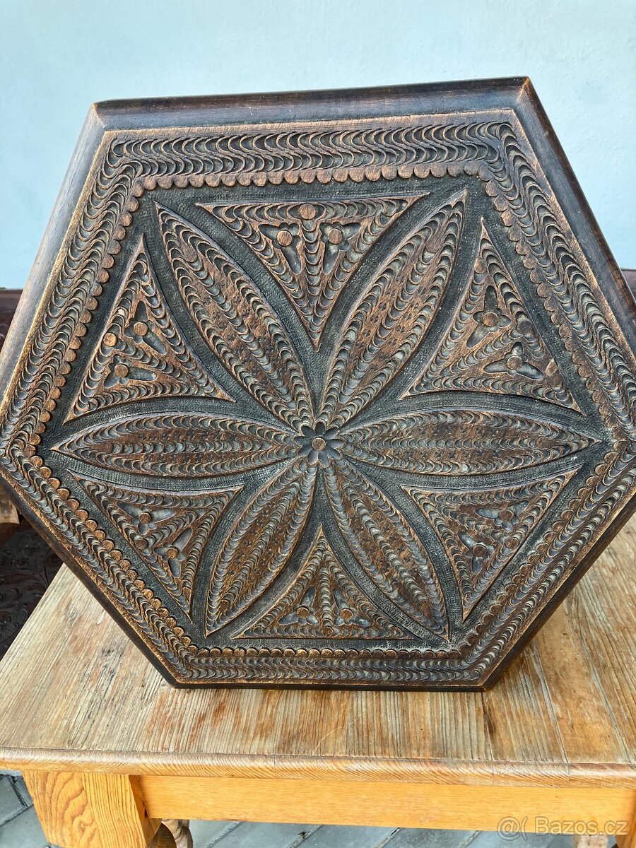 Vyřezávaný stolek - 2