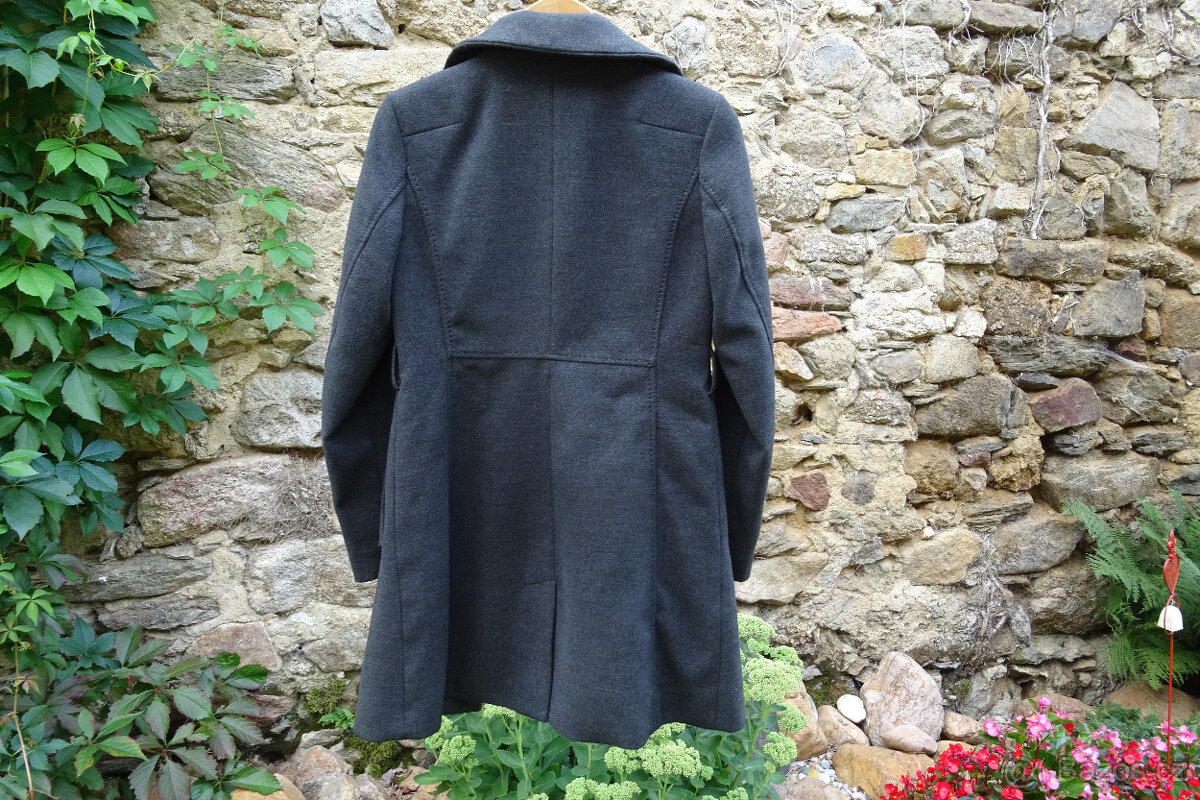 Tmavě šedý kabát s velkým límcem - 2