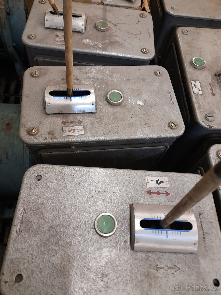 Jeřábové ovládací kontroléry. - 2