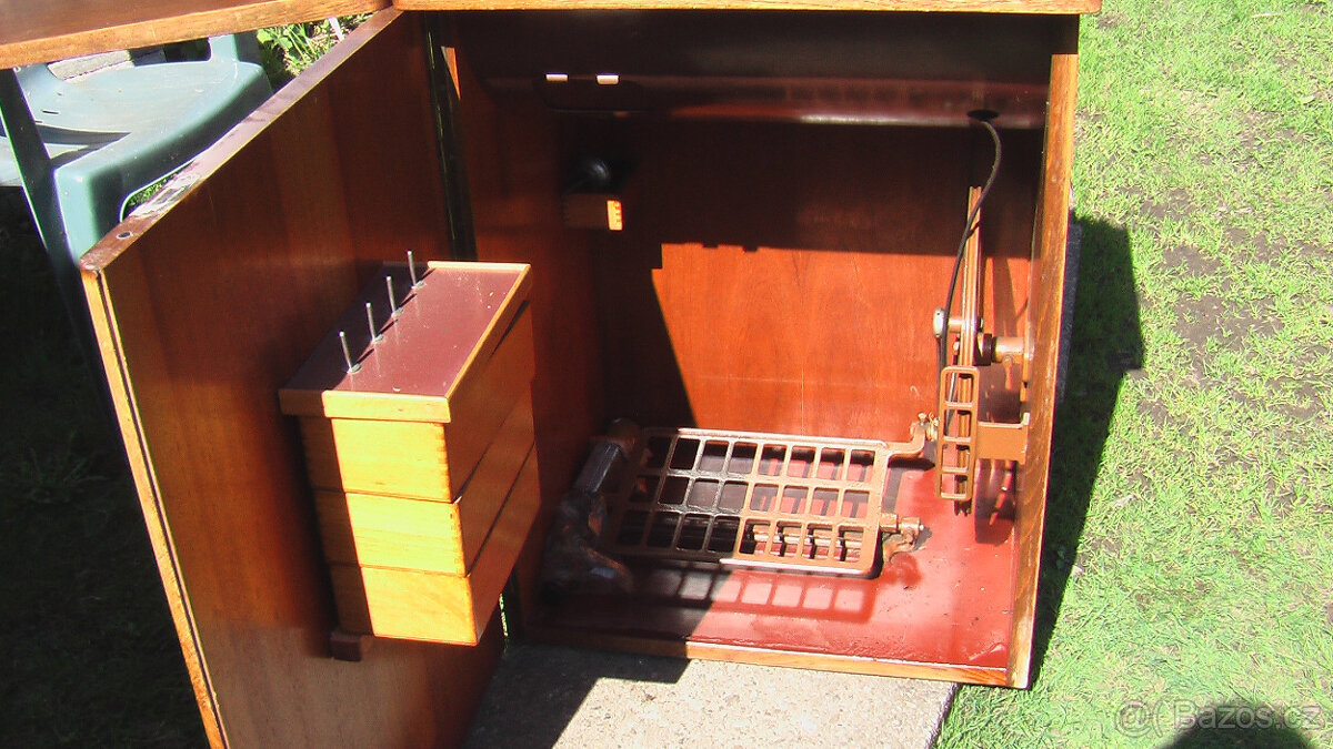 ŠLAPACÍ STROJ VE SKŘÍŇCE - 2