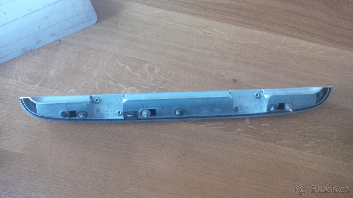 Madlo na otevírání 5. dveří nad SPZ - 2