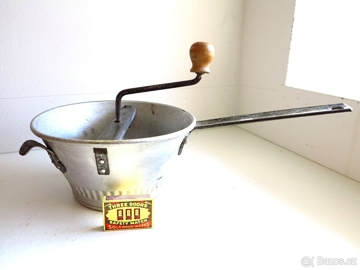 Starožitný pasírovač - 2