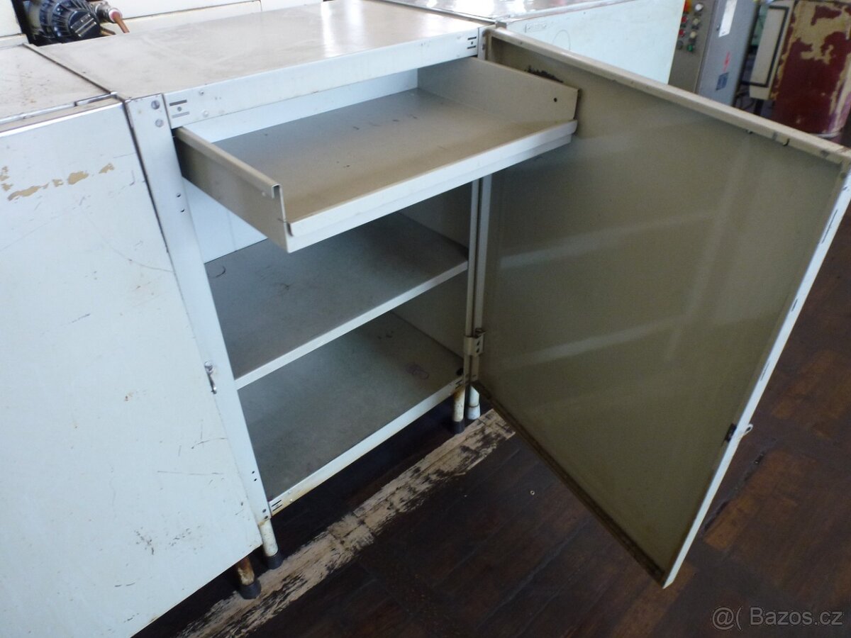 malá plechová skříň - 2