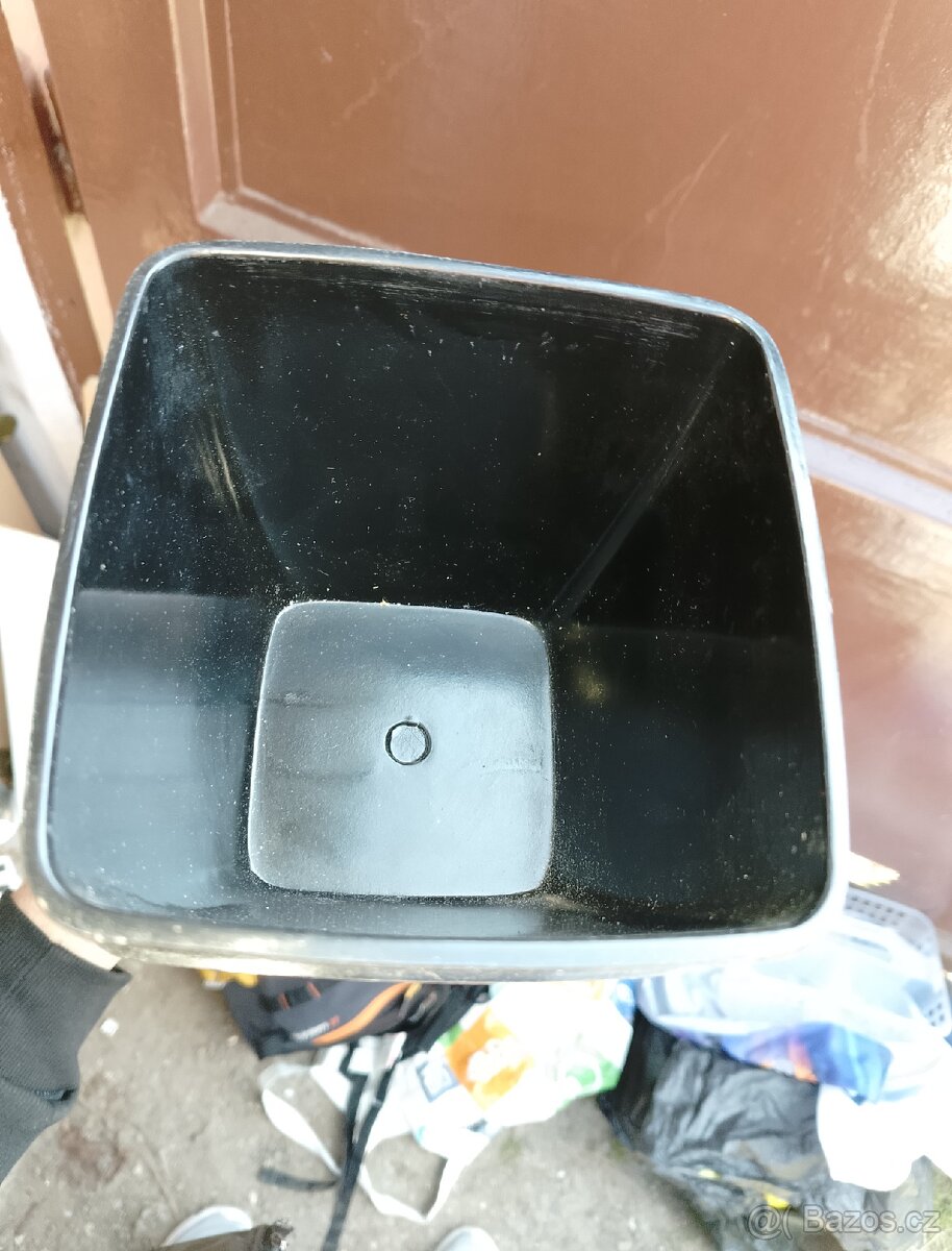 Plastové květináče černé - 2