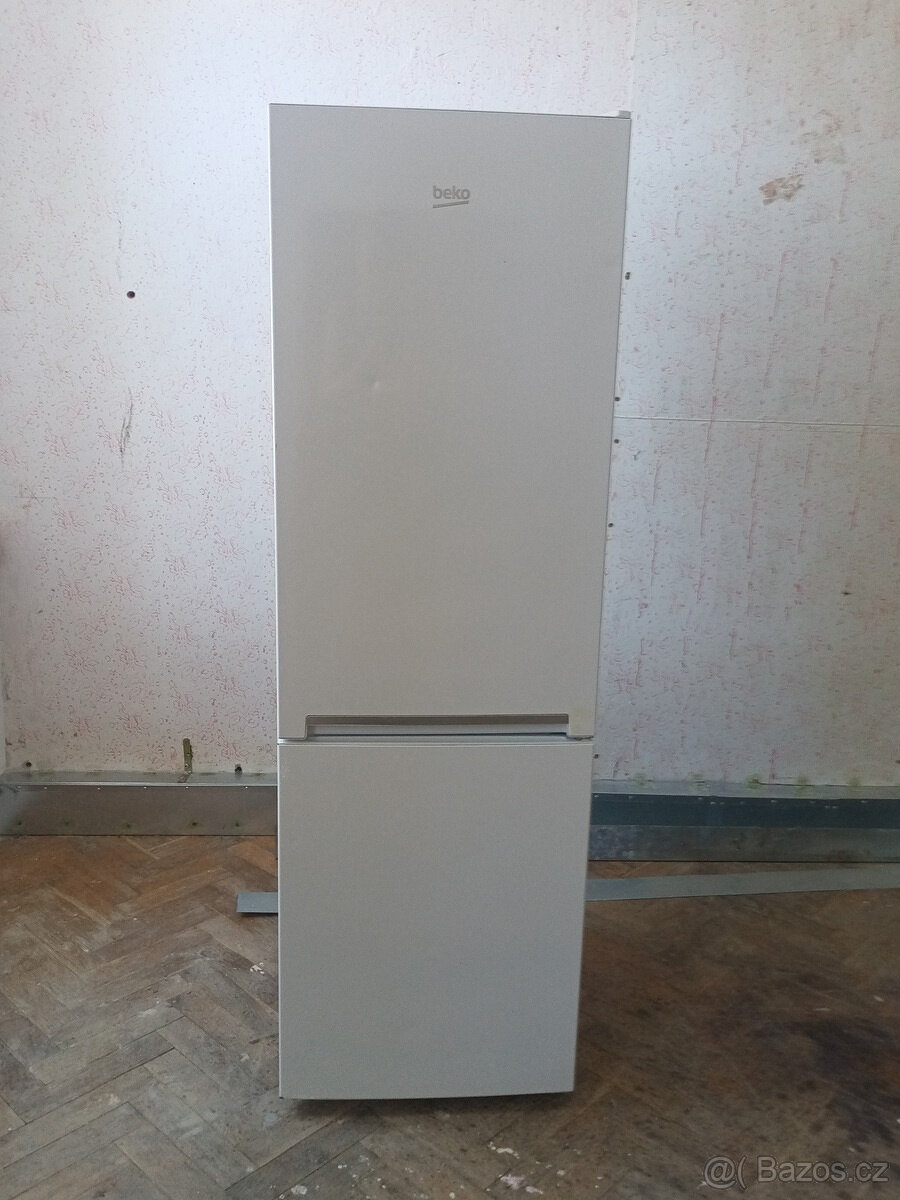 Lednicka BEKO RCSA270K20W - 2