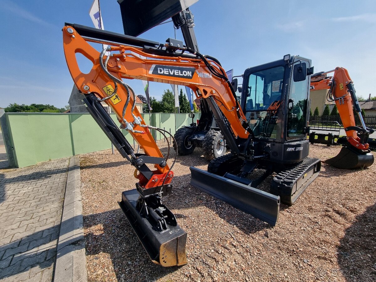 Minirypadlo Develon DX35-7 - 2