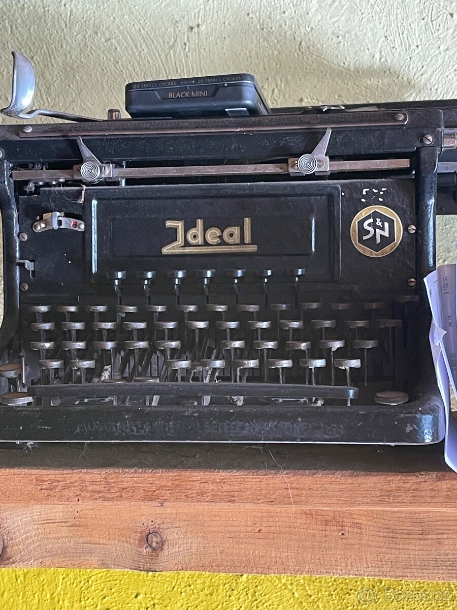 Staré psací stroje a váhy - 2