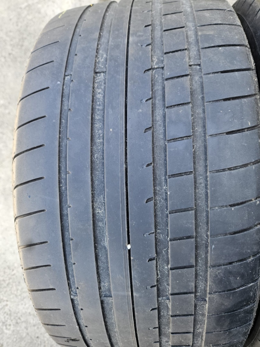 275/35R19 - 2