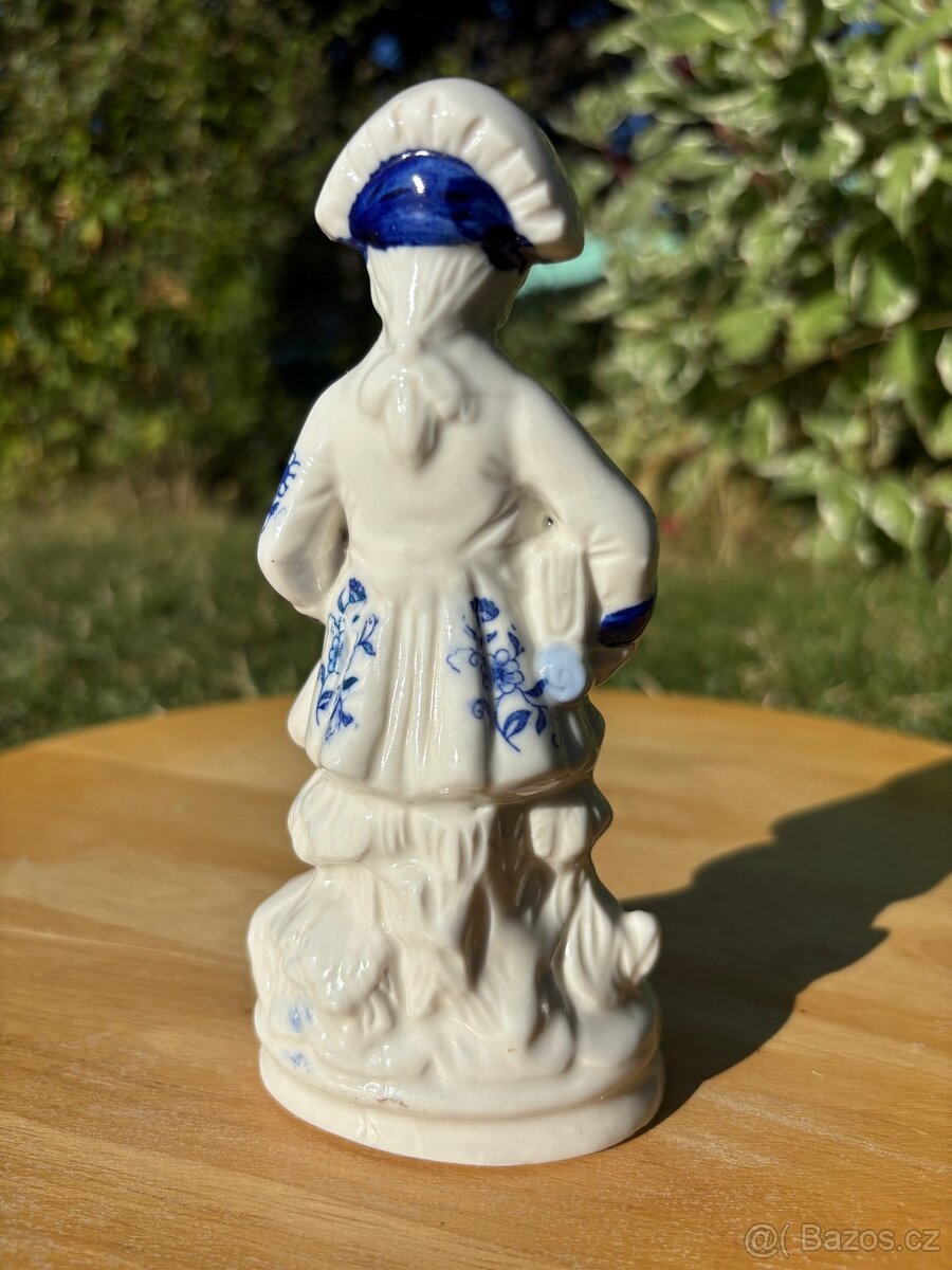 Porcelánová figurka – muž v modrobílém oděvu - 2