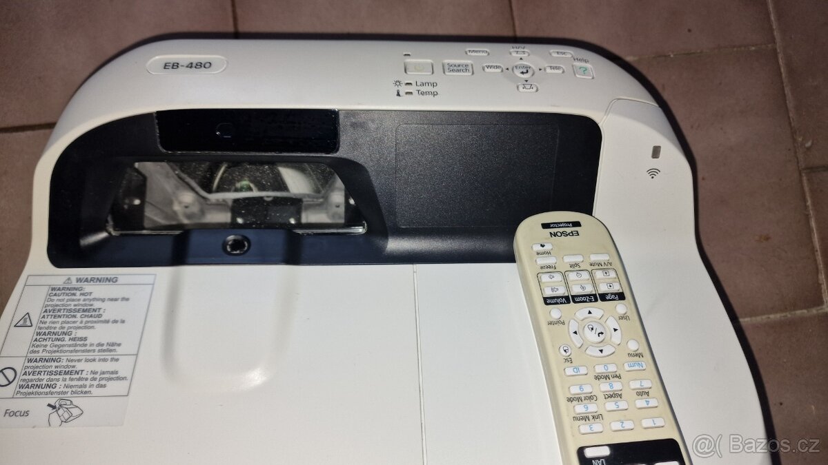 Projektor Epson EB-480 s plátnem a držákem. - 2