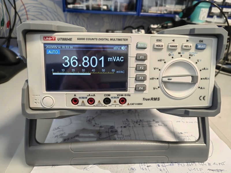 UNI-T UT8804E stolní multimetr - 2