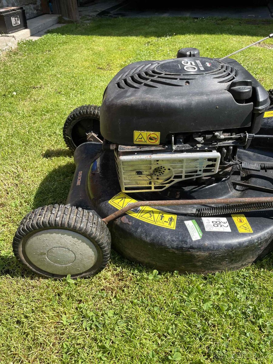 BENZÍNOVÁ SEKAČKA S POJEZDEM - 2