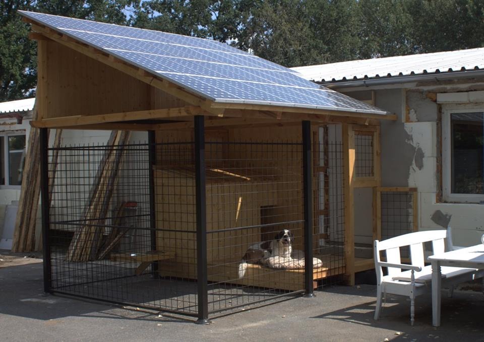 Prodám materiál na psí výběh s boudou. - 2