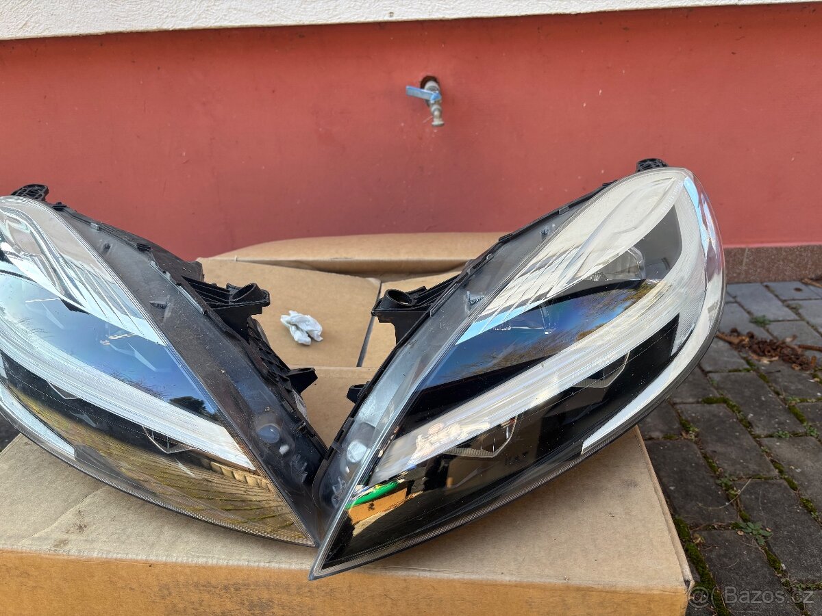 Světlomety Volvo V40 - 2