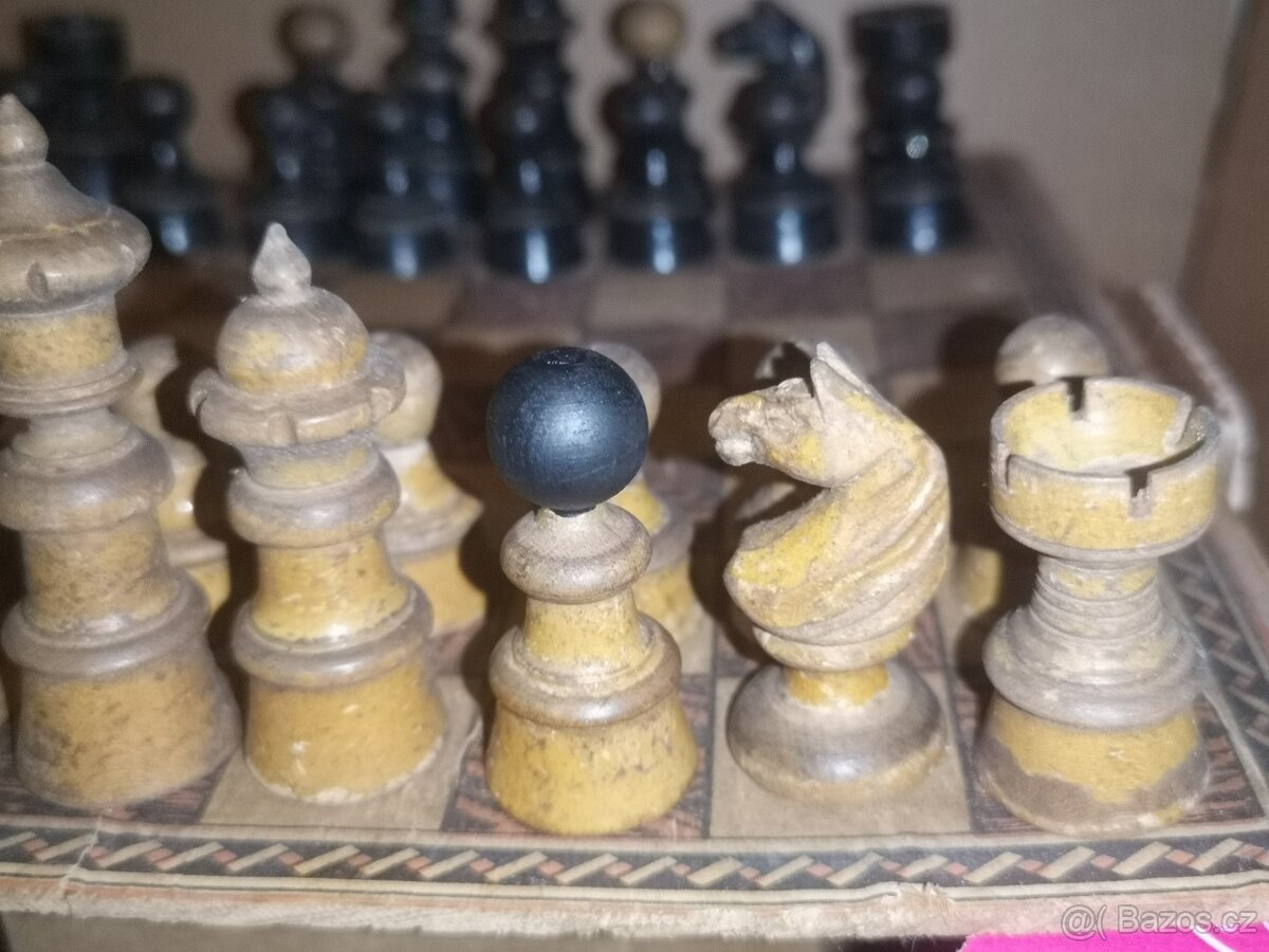 ŠACHY; staré dřevěné šachové figurky s patinou - komplet - 2