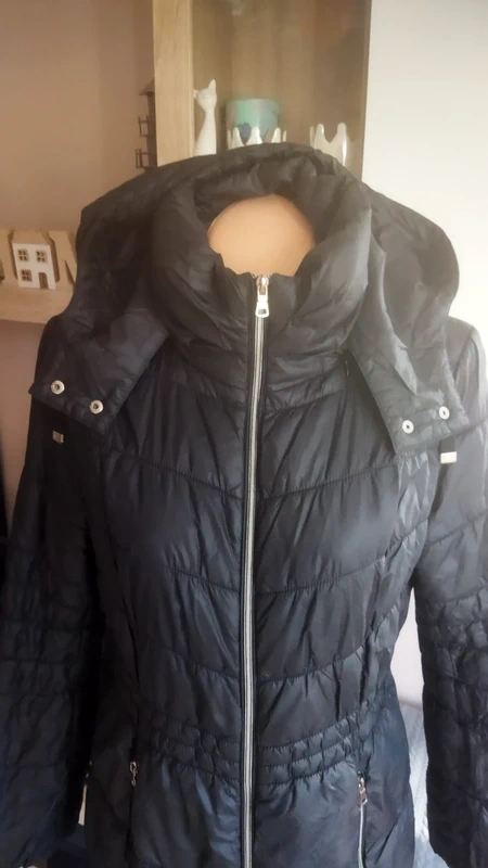 Prodám moc hezký černý prošívaný kabát s kapucí - 2