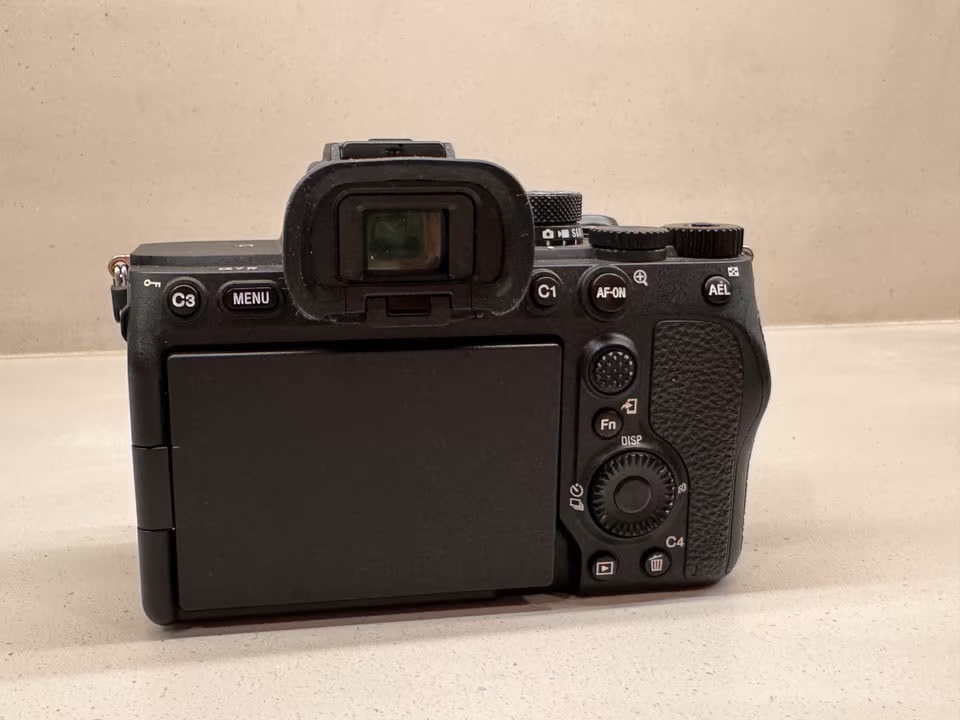 Sony Alpha 7 IV (A7IV / ILCE-7M4) – velmi dobrý stav – 3 bat - 2