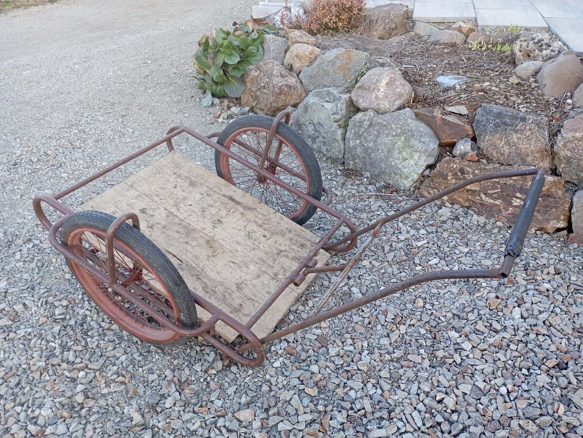 Velká železná kára, přepravní vozík, dvoukolák. - 2