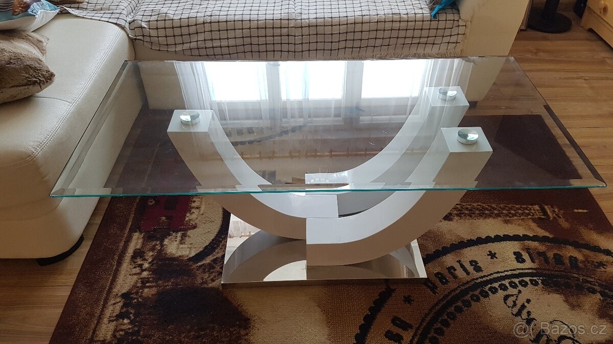 Designový skleněný stolek - 2