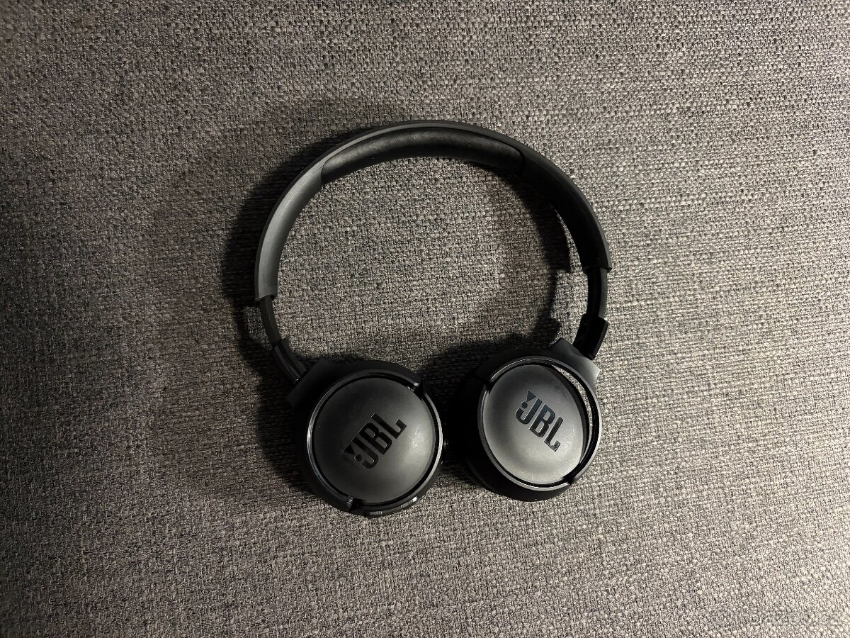 JBL Tune 520BT černá - 2