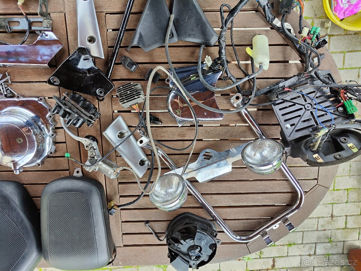 Suzuki VZ 800 Marauder - díly - blatník - 2