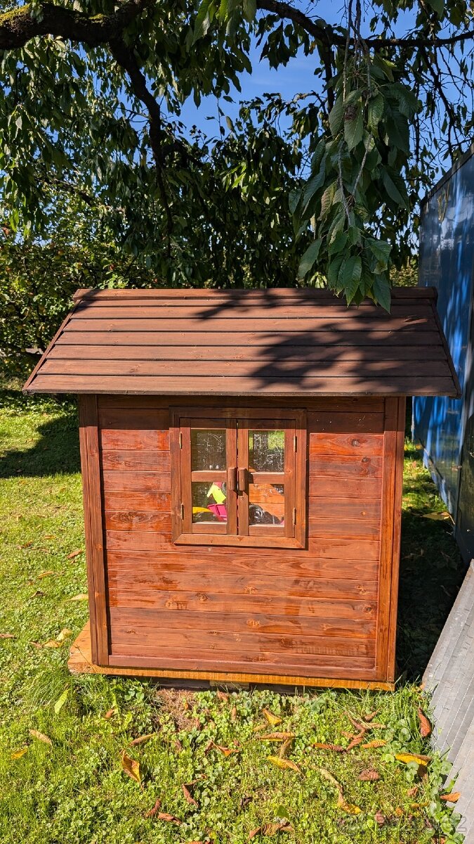 Dreveny domecek TOP. Natreny. - 2