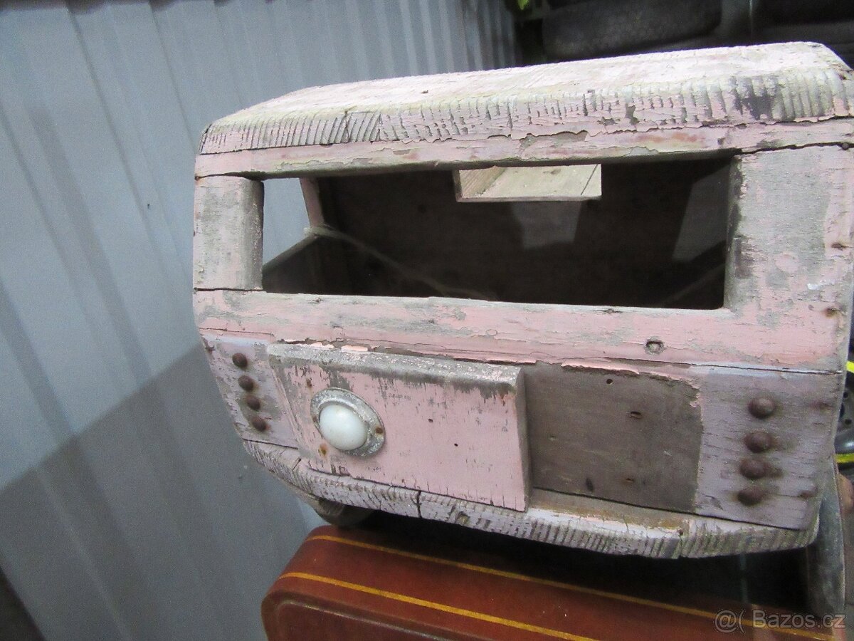 Nabízím starožitný dřevěný model auta. Jen co je a foto. Nej - 2