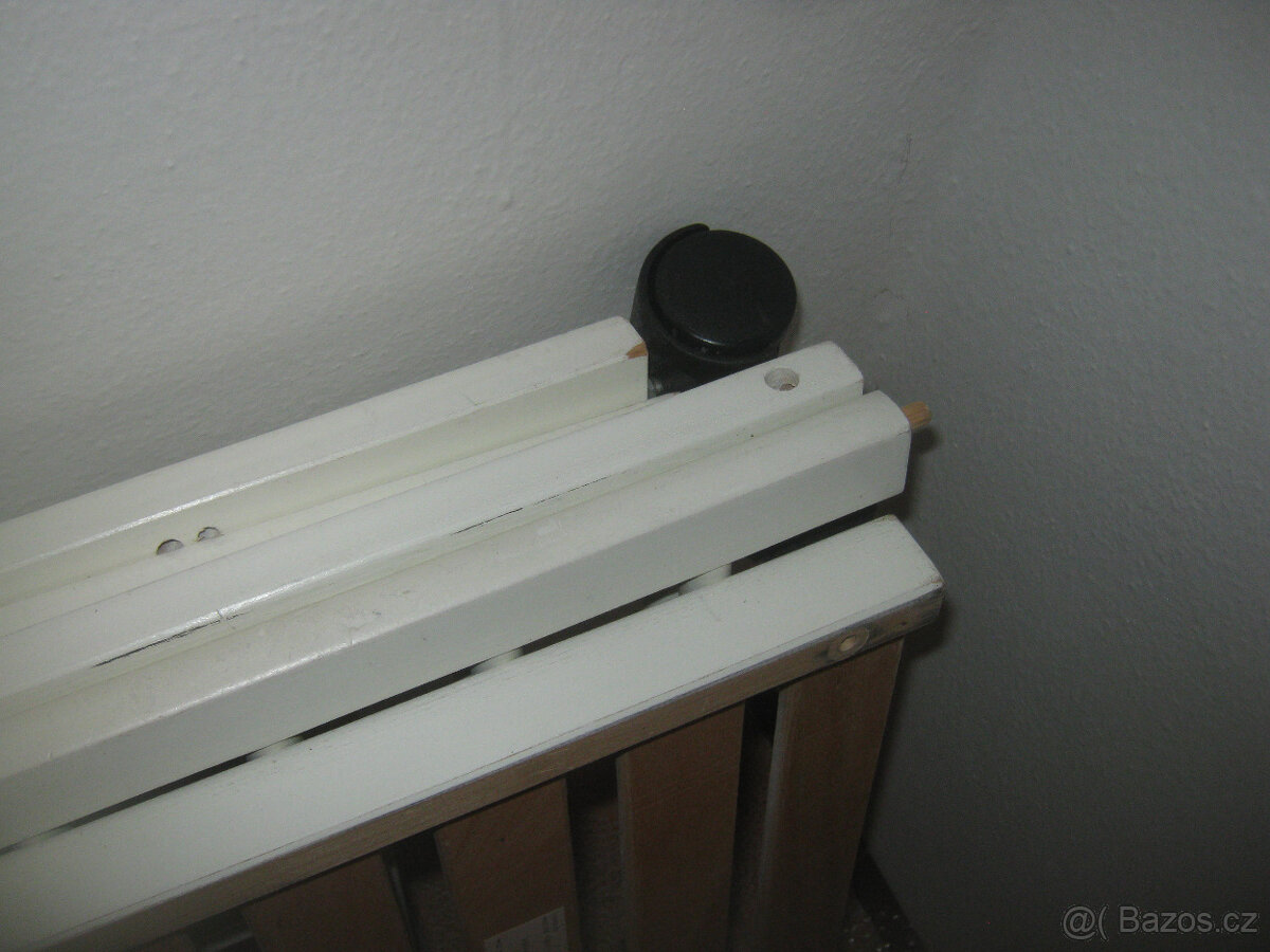 Prodám dětskou bílou postýlku na kolečkách-90 kč. - 2