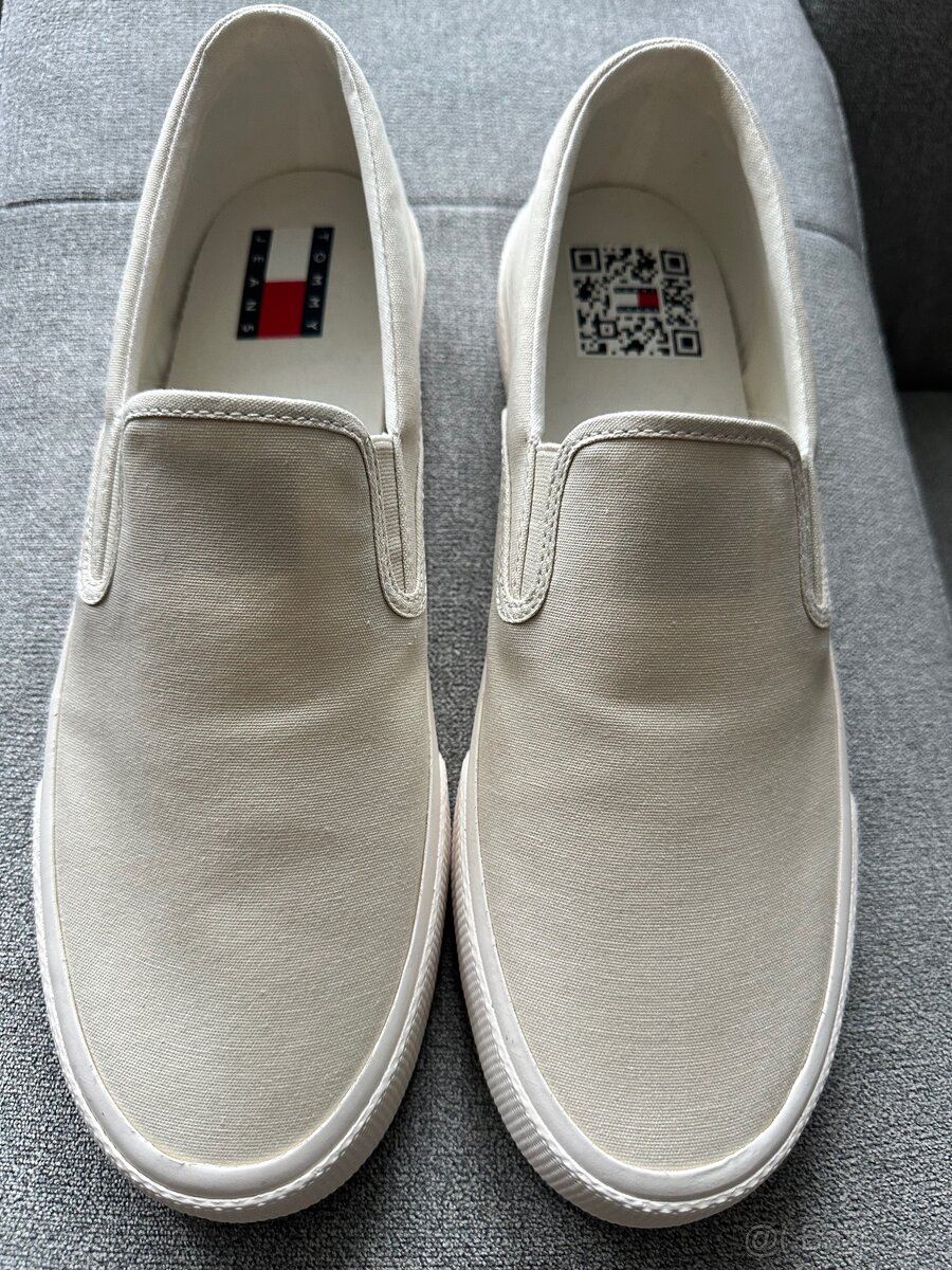 Nové Tommy Hilfiger vel.44. - 2