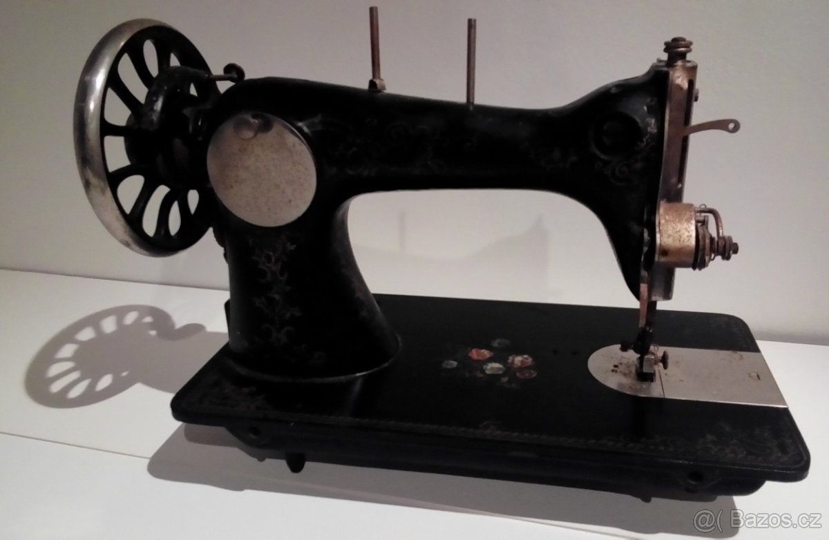Starý šicí stroj BOBBIN. - 2