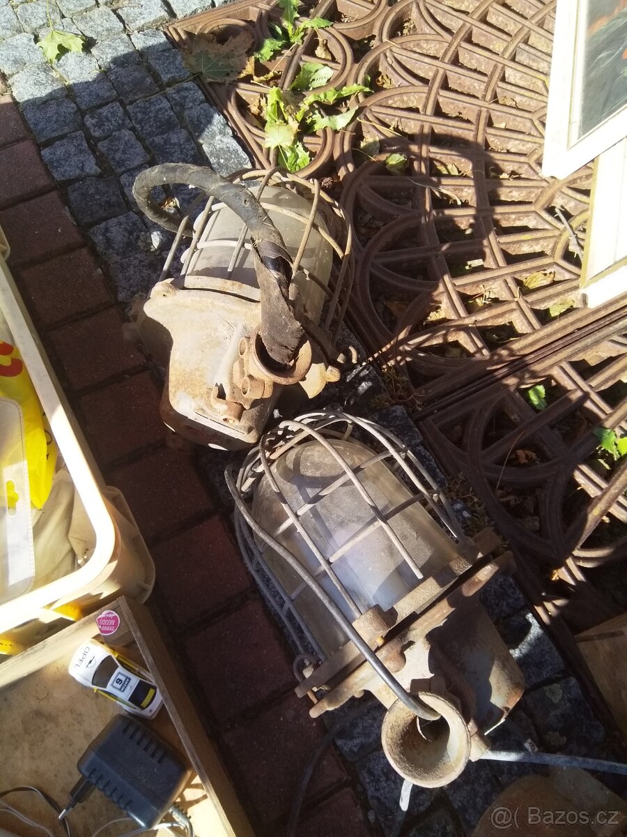 Stará litinová tovární světla. - 2