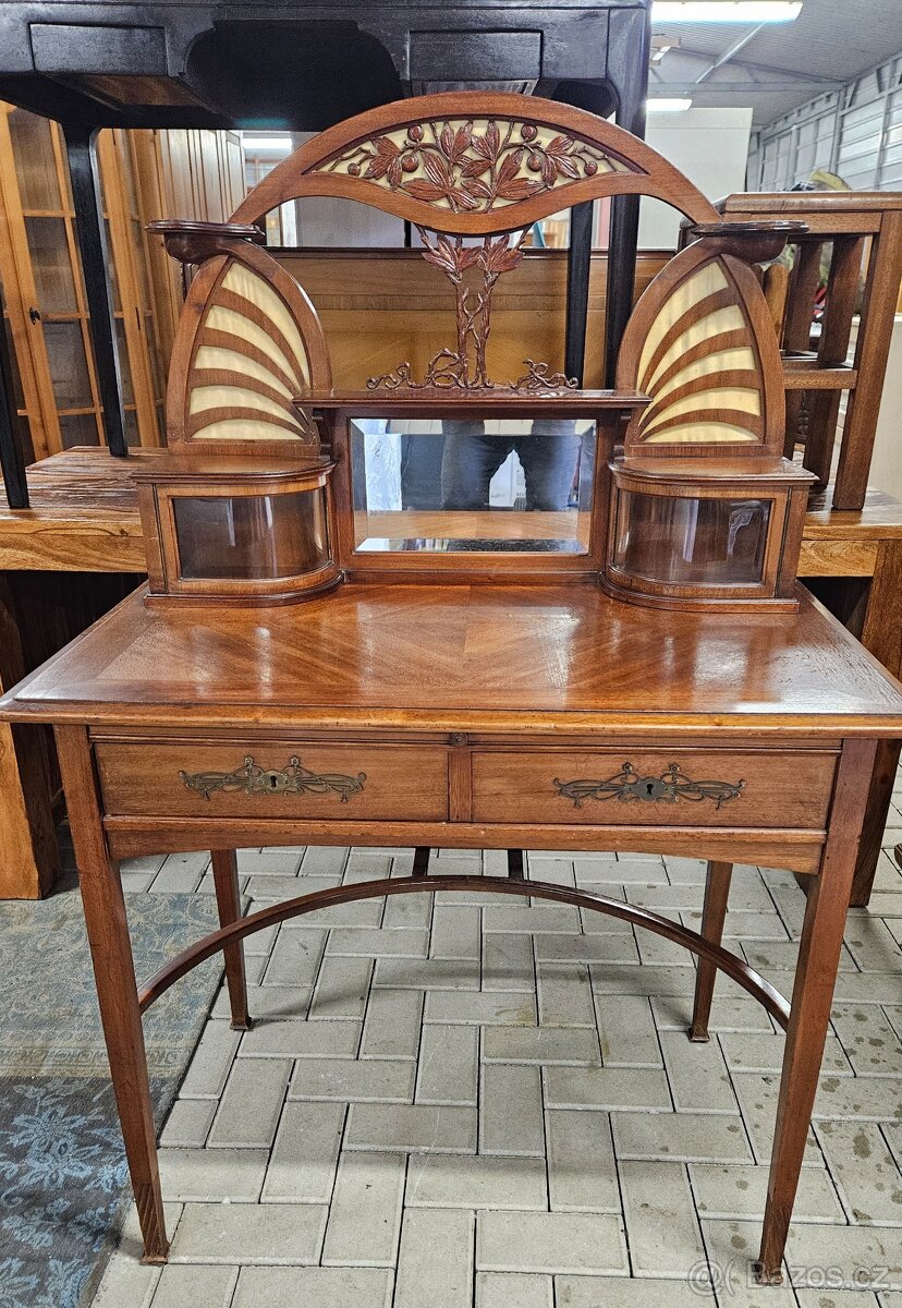 Toaletní stolek řezbovaný - 2