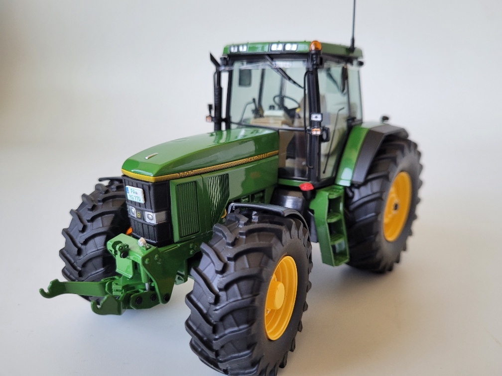 TRAKTOR JOHN DEERE 7700 MĚŘÍTKO 1:32 - 2