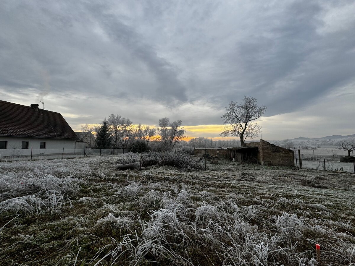 Stavební parcela 874m2 - 2