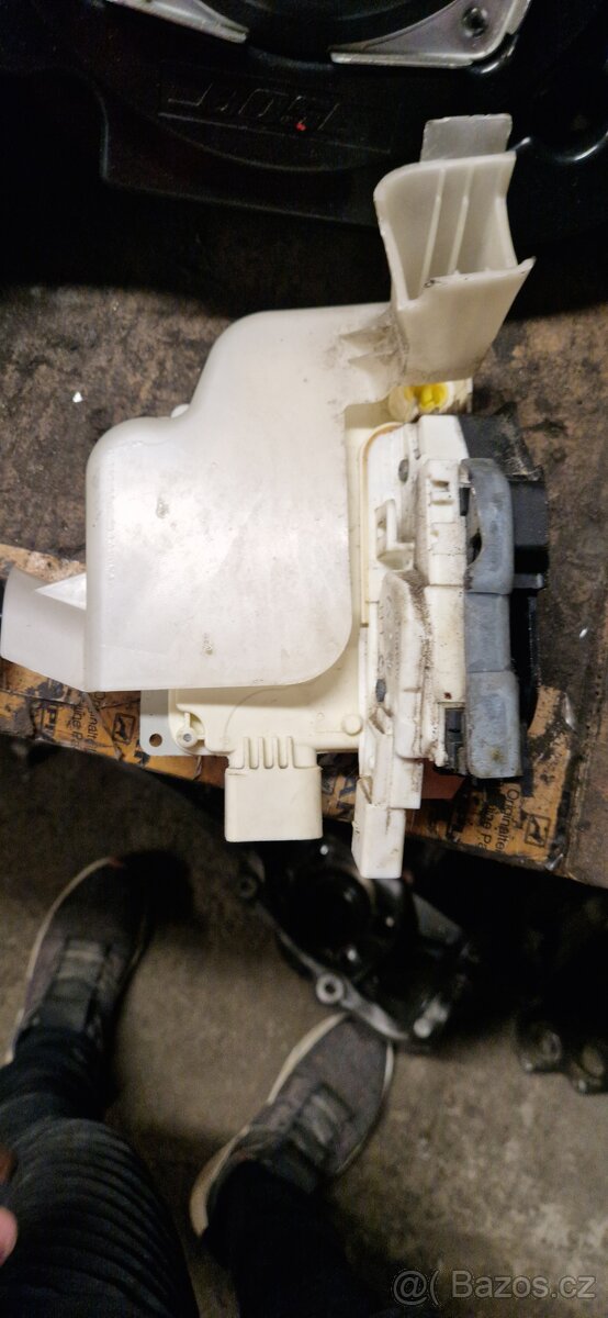 Levý přední zámek dveří audi a6 s6 c7 - 2