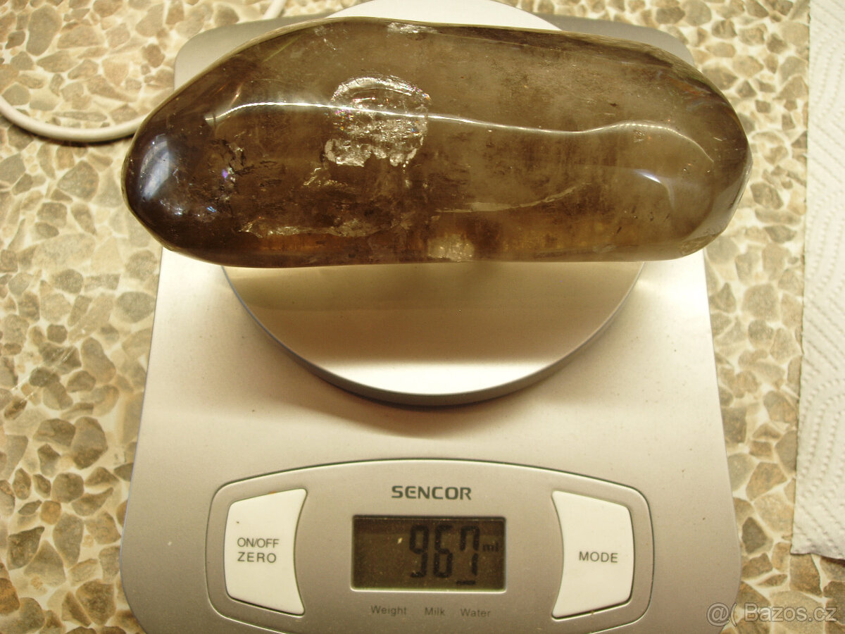 Krásná velká Záhněda jako světelný hladký krystal - 2