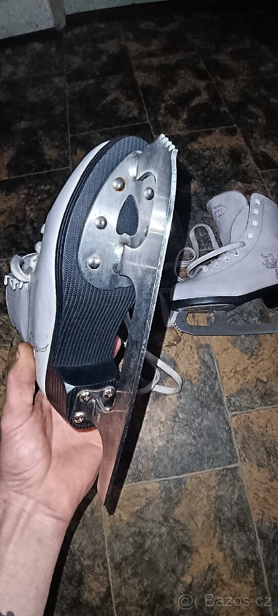 Lední brusle dívčí v.32 - 2