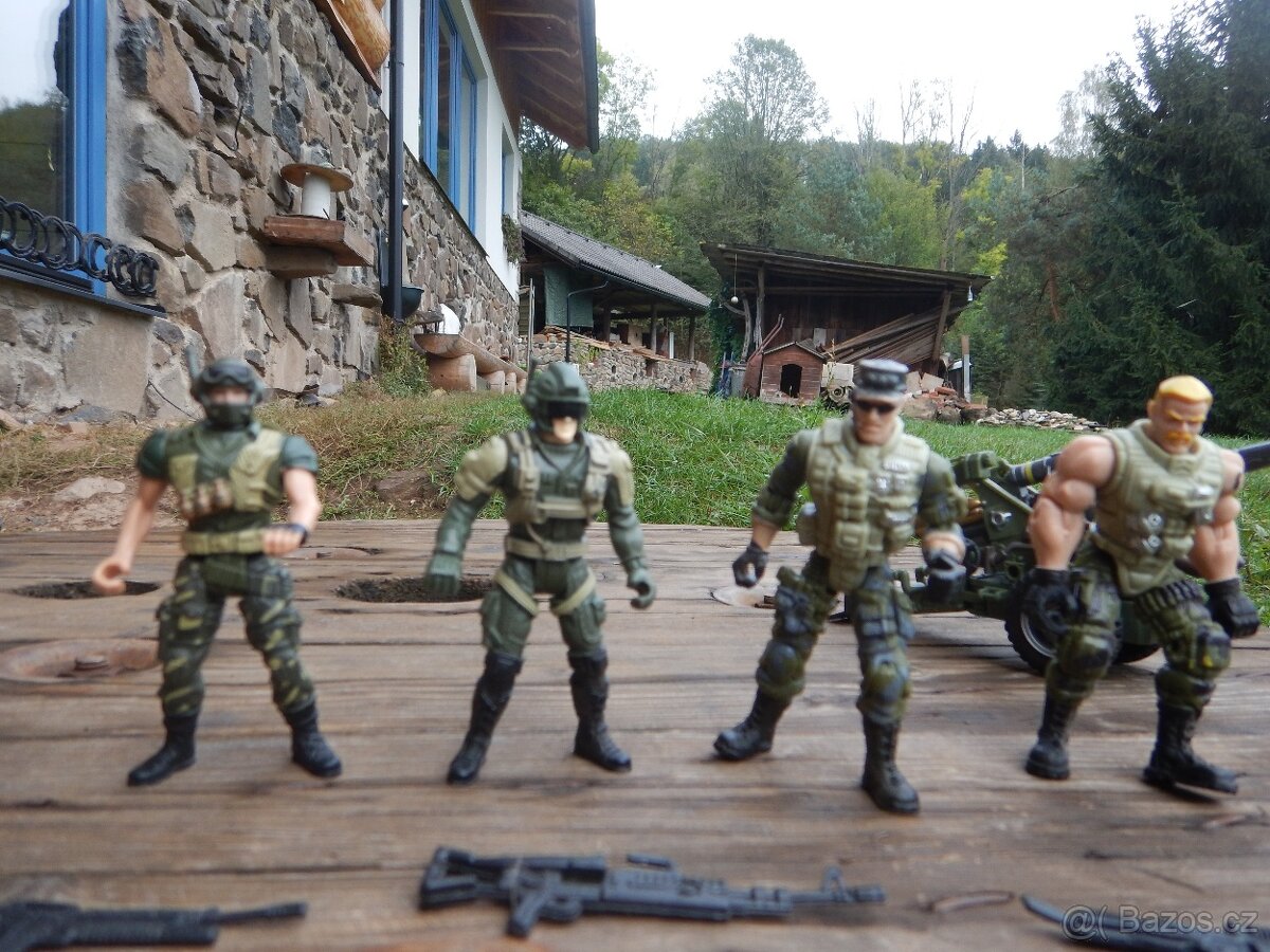 figurky vojáci, vojenská technika, vznášedlo, dělo - 2