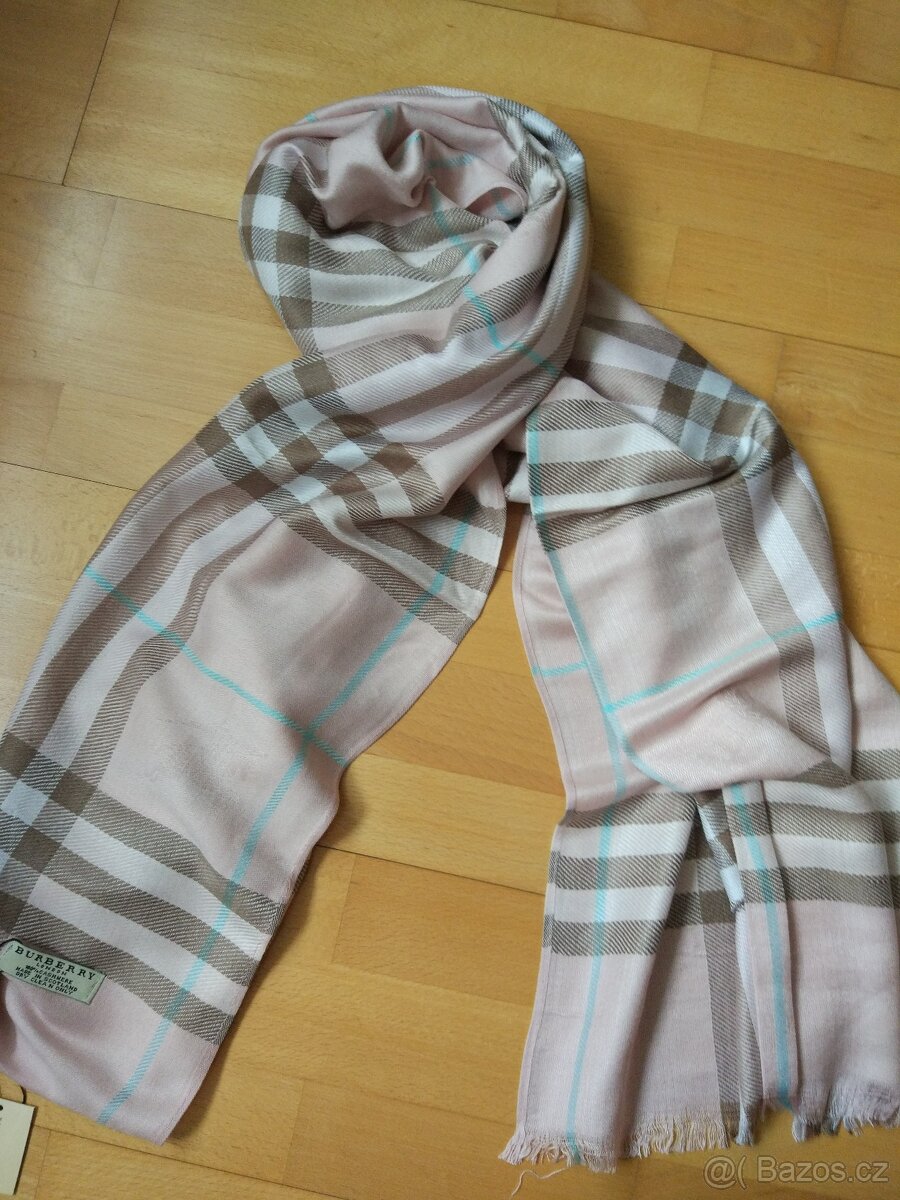 Jemně růžový šál Burberry - 2