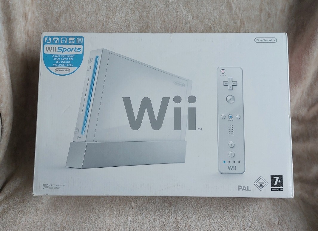 Nintendo Wii, dva ovladače, volant a Wii Sports - 2