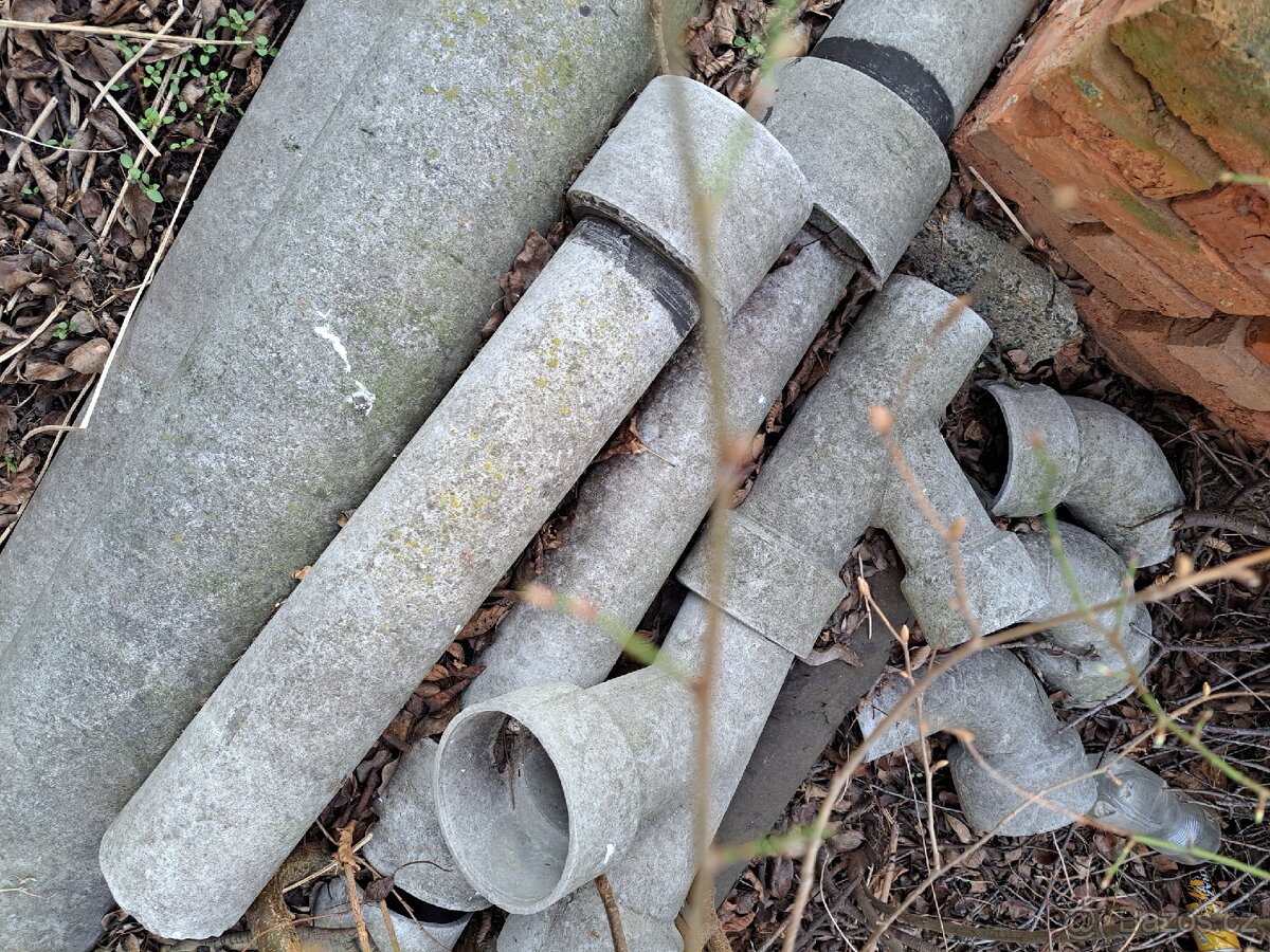 Starší kanalizační odpadové roury,kolena - 2