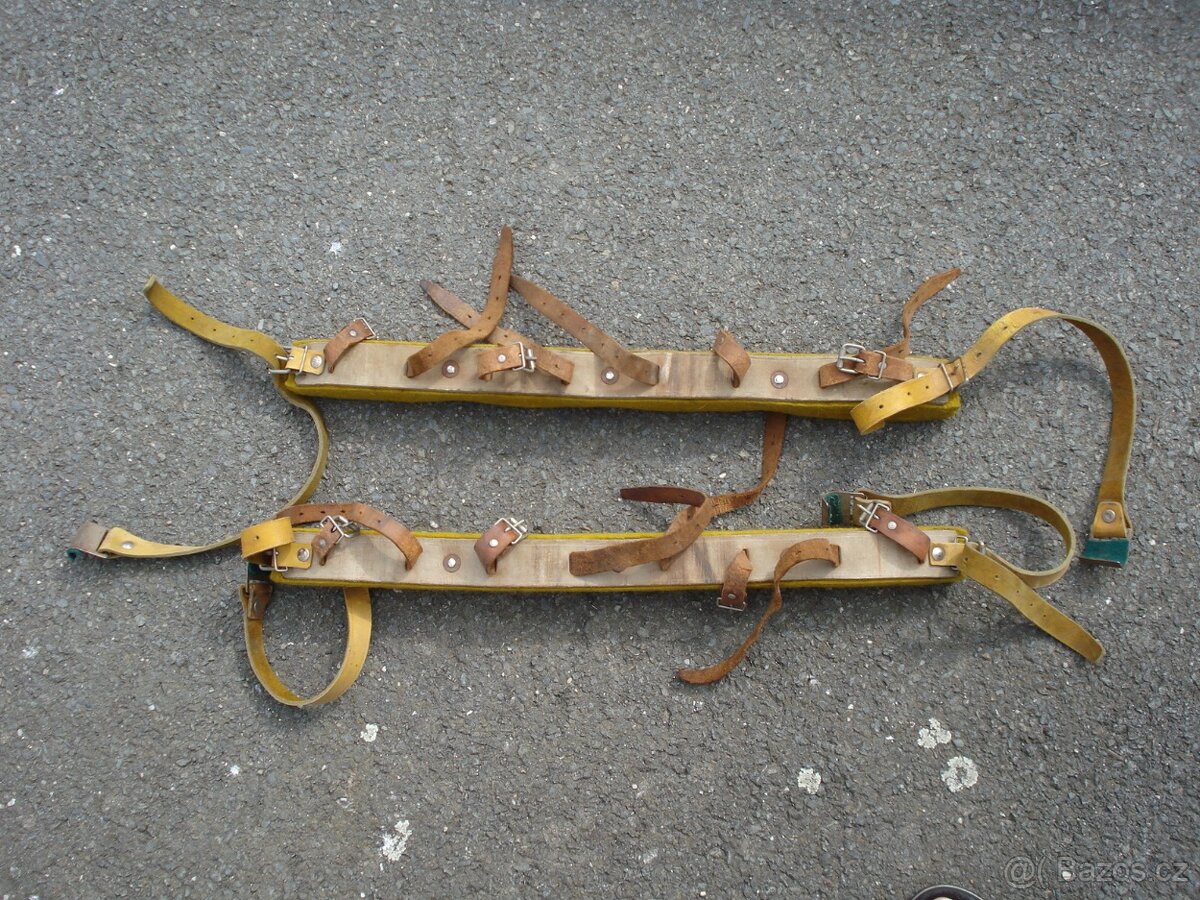 Starý filcový střešní nosič na lyže, retro pro veterány. - 2