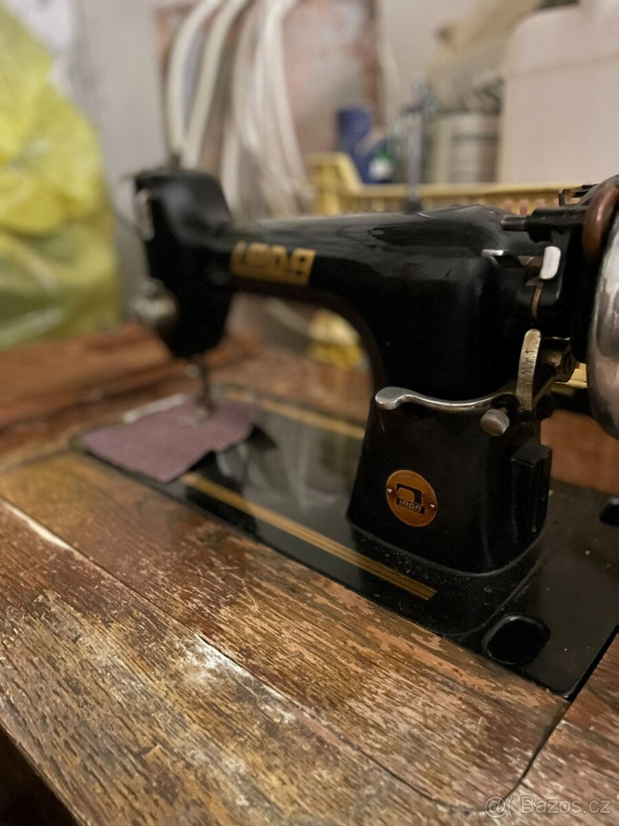 Starožitný šicí stroj Lada - 2