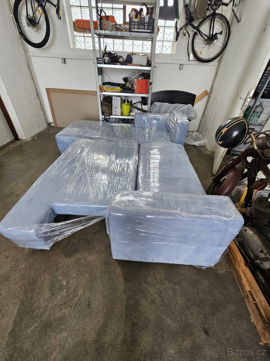 Rozkládací modrý gauč - 2