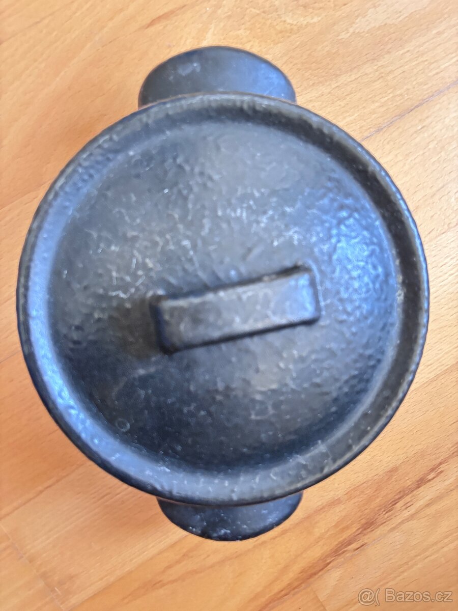 Maly litinovy hrnec - 2